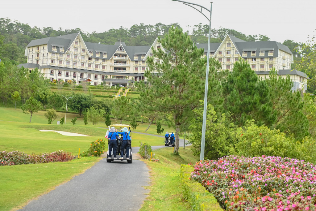 Swiss-Belresort Tuyền Lâm Đà Lạt bao quanh bởi rừng thông và sân golf