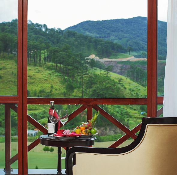 Khung cảnh Swiss Belresort Tuyền Lâm bên hồ Tuyền Lâm
