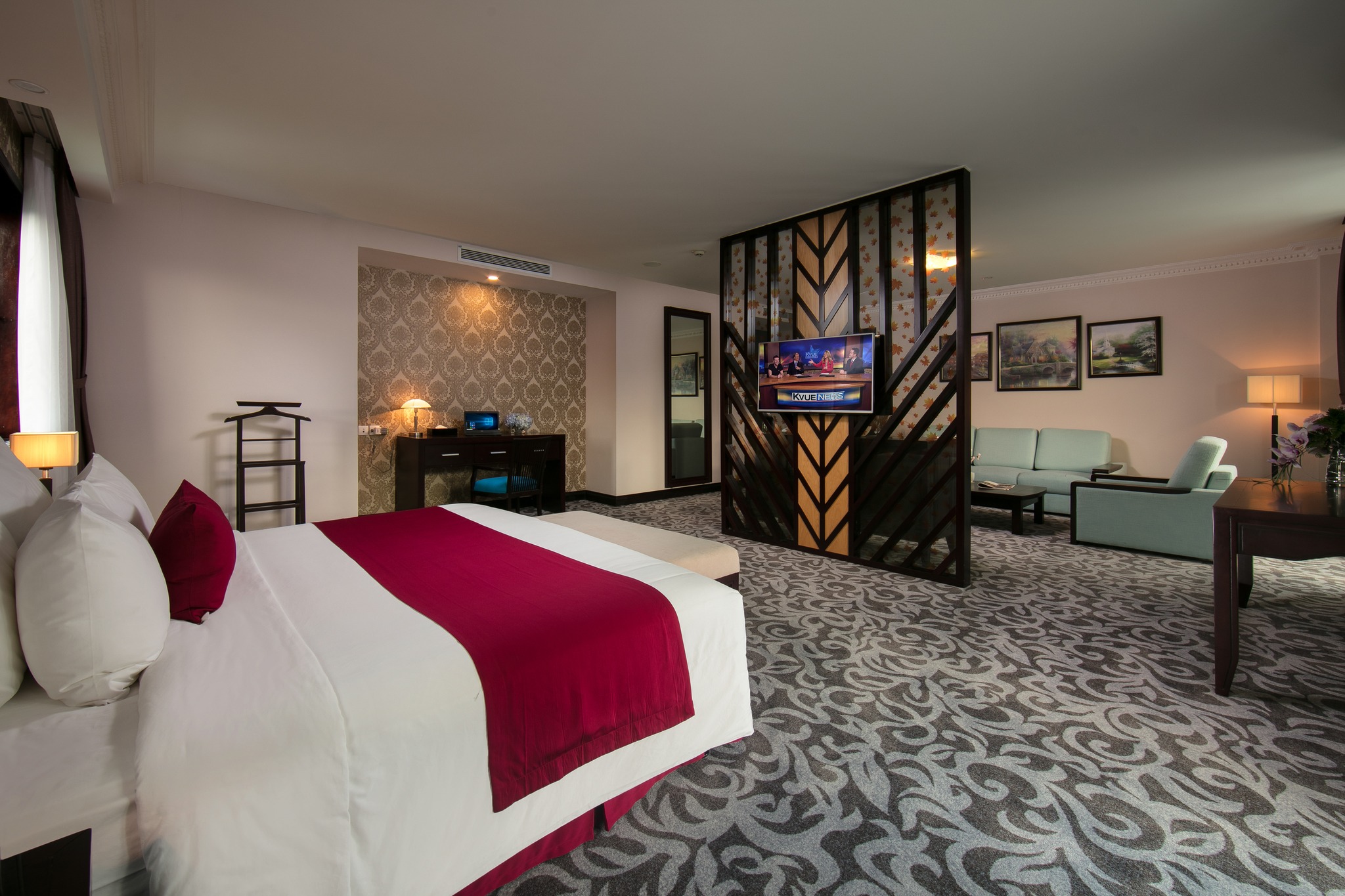 Phòng Royal Suite hướng núi tại Swiss-Belresort Tuyền Lâm