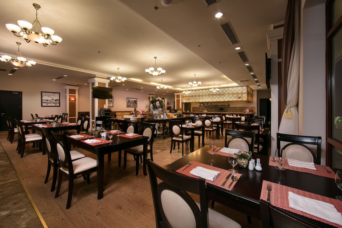 Không gian nhà hàng Swiss-Café tại Swiss-Belresort Tuyền Lâm