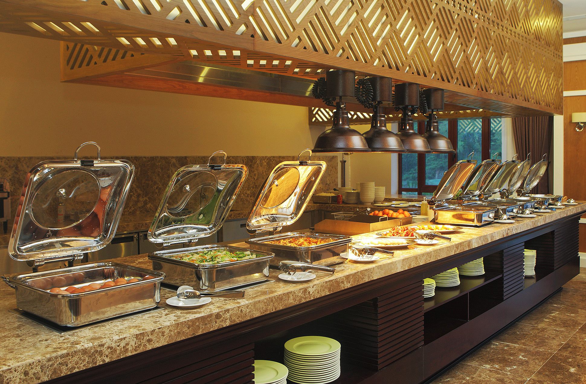 Bữa sáng buffet tại Swiss-Café Swiss-Belresort Tuyền Lâm