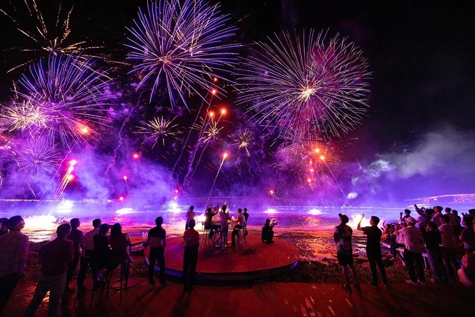 Pháo hoa rực rỡ tại Symphony of the Sea Phú Quốc