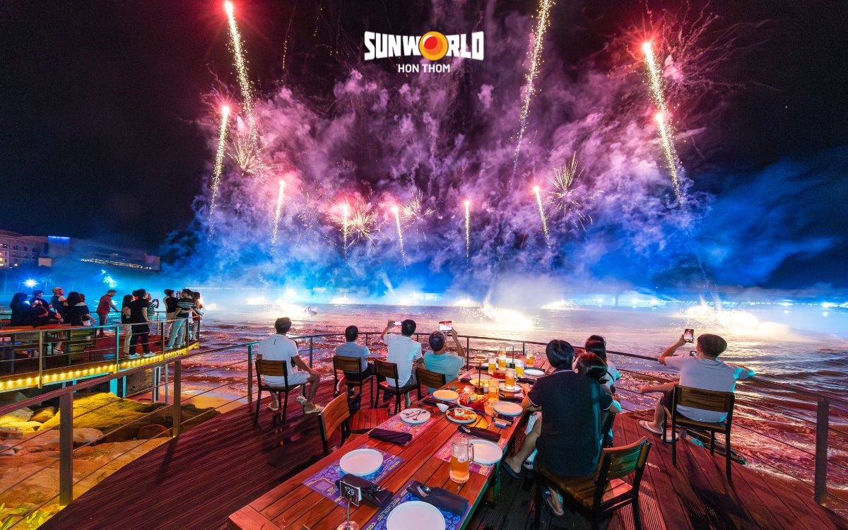 Khán giả xem Symphony of the Sea Phú Quốc