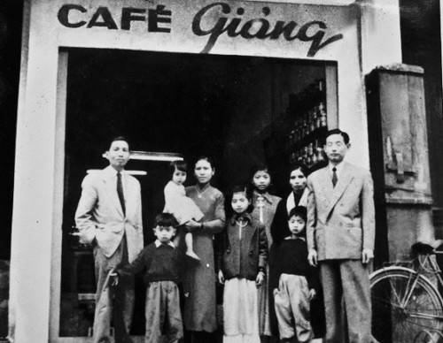 Gia đình cụ Giảng khi mới mở quán cà phê trứng Hà Nội