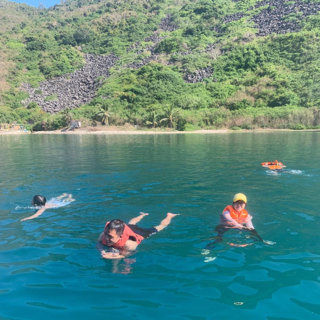Tắm biển xanh mát tại đảo Bích Đầm Nha Trang