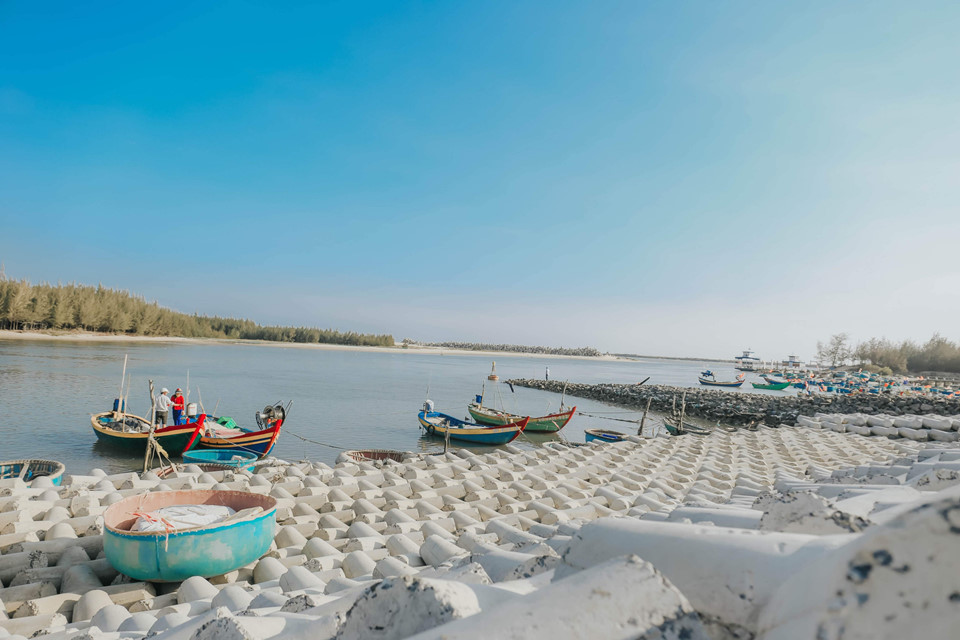 Trong sắc thu dịu ngọt, nét yên bình, mộc mạc nơi đây đã mang đến tâm hồn con người một tình yêu mênh mang, sâu sắc như mảnh đất quê hương.