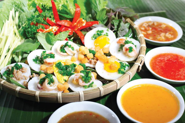 Thưởng thức bánh căn hải sản Nha Trang đặc sản