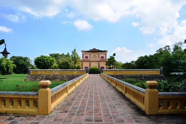 Lối vào rợp bóng mát của Tàng Thư Lâu
