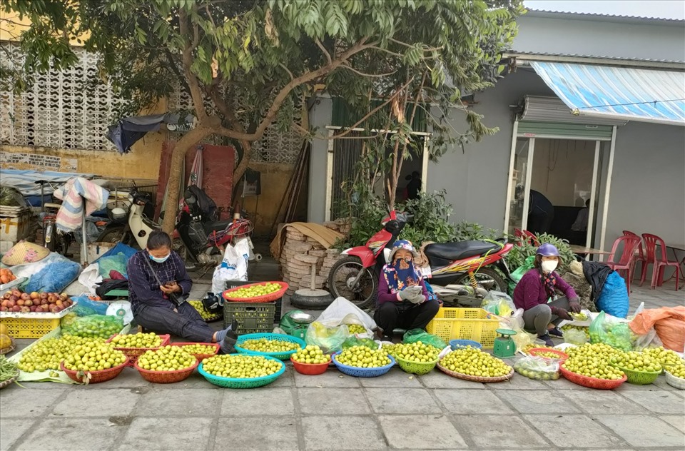 Táo muối Bàng La bán đầy đường phố Hải Phòng