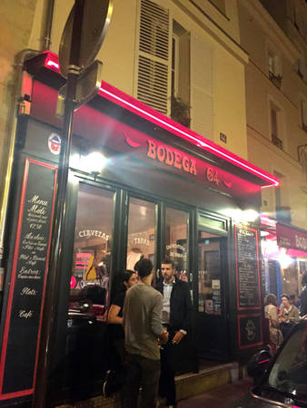 Khách thưởng thức bia bên ngoài quán tapas ở Paris