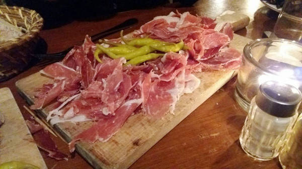 Thịt muối – món nhắm ưa thích khi thưởng thức tapas ở Paris