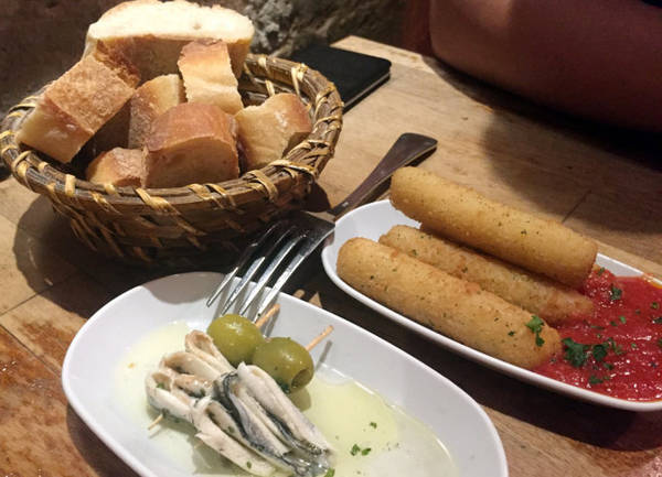 Bánh mì Pháp miễn phí kèm tapas ở Paris
