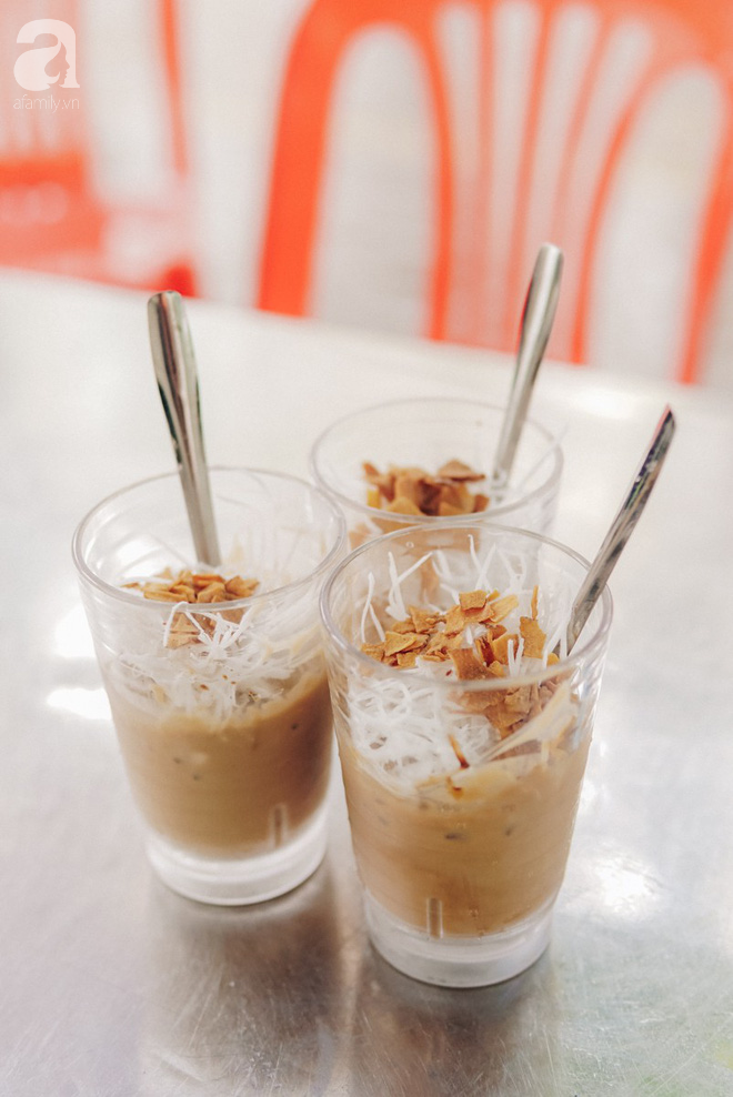 Cafe cốt dừa full topping đây, nhẹ nhàng, mát lạnh.