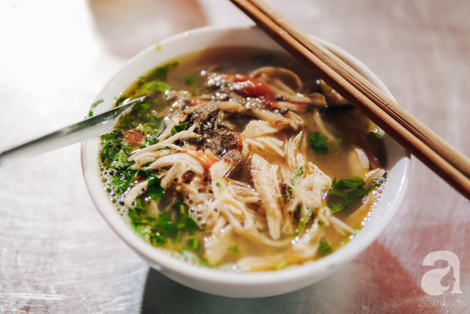 Đồ ăn đêm đặc trưng phố biển với hương vị khá lạ, bạn hoàn toàn có thể gọi bún gà ăn cùng tôm, mực, bề bề, mà giá chỉ 20 - 30k/ bát.