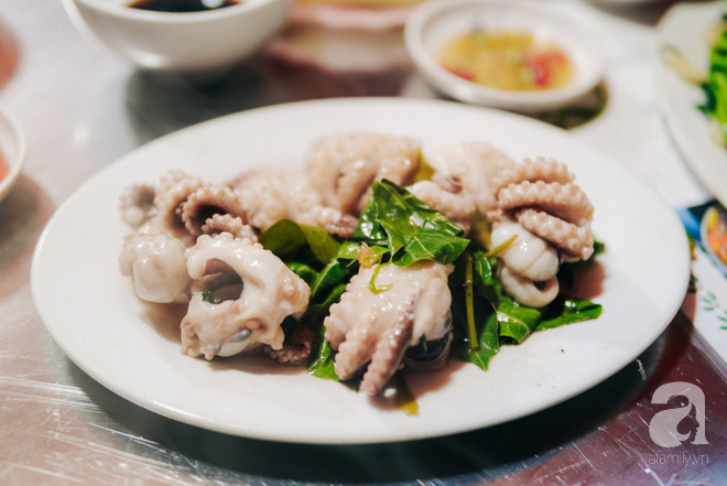 Bạch tuộc hấp lá ổi, món ăn gây tò mò với trải nghiệm thú vị: ăn phải xé nhỏ vì khá dai, nhưng thịt ngọt lịm.