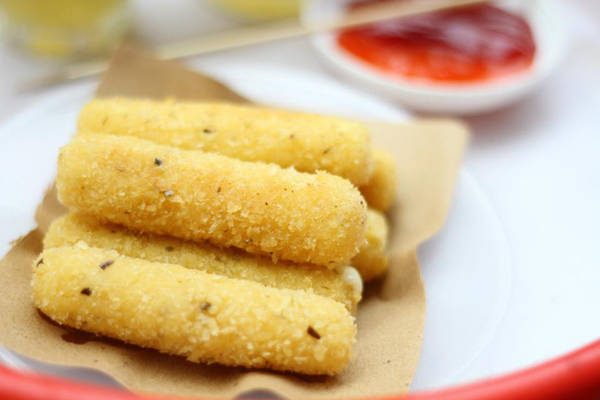 Buổi chiều, tụ tập với bạn bè mà đói lòng, còn gì bằng việc lót dạ một vài que phô mai nóng hổi, béo ngậy.