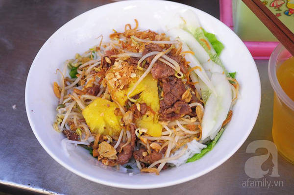 Bát bún bò Nam bộ đầy đặn hấp dẫn.