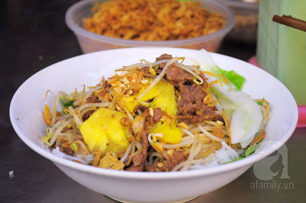 Ngoài những nguyên liệu cơ bản, bún bò ở đây còn cho thêm vài lát dứa để kích thích vị giác.