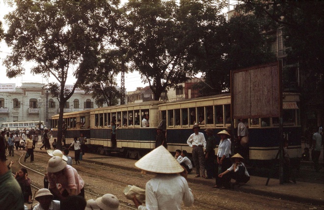 Những con đường Quán Thánh, Kim Mã, Đinh Tiên Hoàng, Nguyễn Khuyến... trước kia tàu điện từng chạy qua, ngày nay không còn bóng dáng của phương tiện độc nhất vô nhị Hà thành năm nào. Thay vào đó, đường phố được lấp đầy bởi đủ loại phương tiện giao thông từ cá nhân đến công cộng. Ảnh: Gunter Mosle.