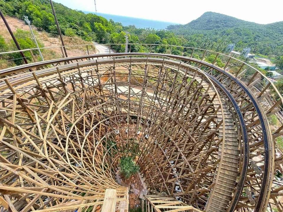Cấu trúc gỗ chắc chắn của tàu lượn siêu tốc gỗ Phú Quốc
