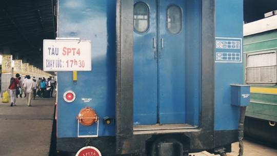 Tàu SPT4 (Saigon – Phan Thiết) khởi hành 17h30’, đến ga Phan Thiết 21h28’