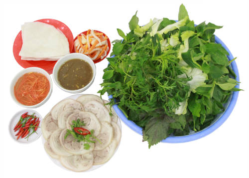 Với các loại rau lạ, bánh tráng phơi sương cuốn thịt heo càng trở nên hấp dẫn.