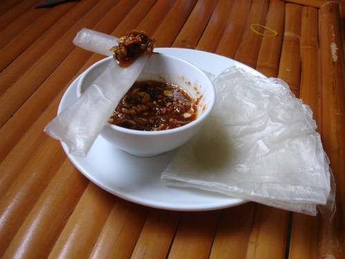 Món ăn vặt cuốn hút nhiều giới trẻ bởi vị chua cay độc đáo từ nước chấm me.