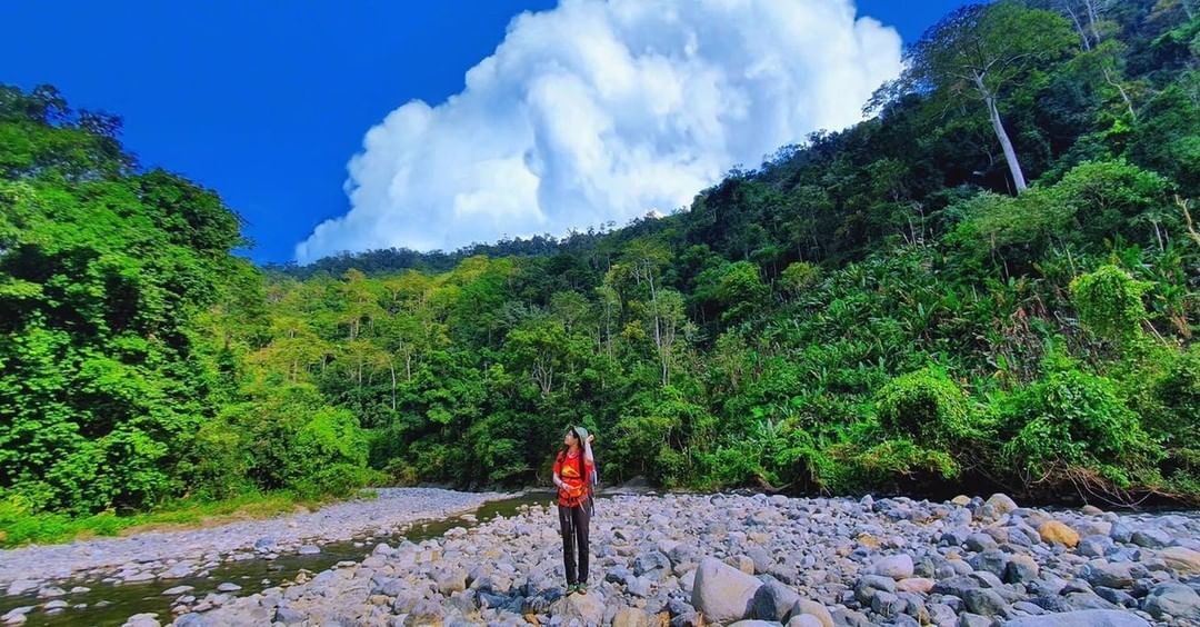 Con đường đá ven suối ở cung trekking thảo nguyên Tà Giang
