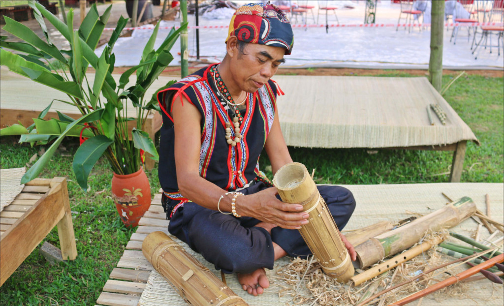 Đồng bào Raglai bên cây đàn Chapi tại thảo nguyên Tà Giang