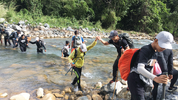 Đoàn trekking khám phá thảo nguyên Tà Giang