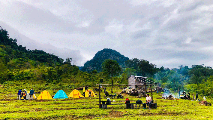 Hoạt động cắm trại qua đêm tại thảo nguyên Tà Giang
