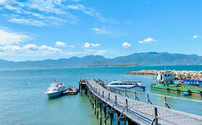 Tàu cao tốc di chuyển đến vịnh Ninh Vân