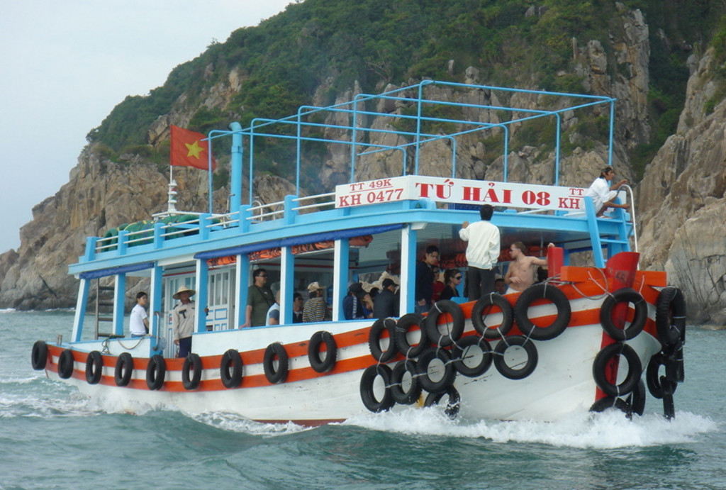 Tàu gỗ ra đảo
