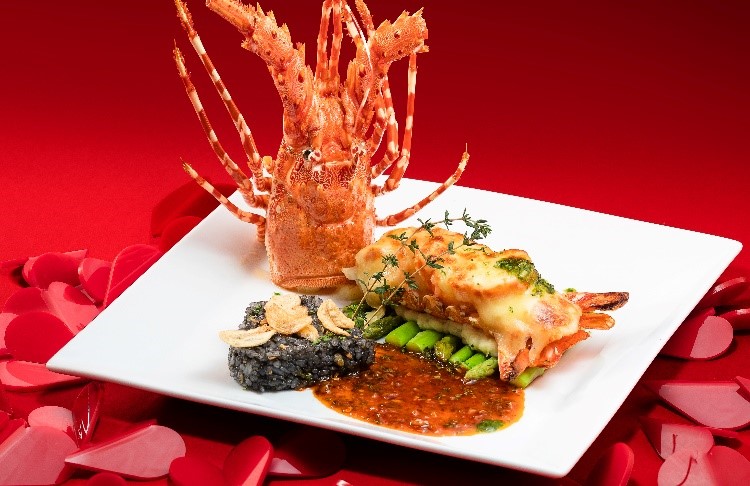 Tôm Hùm Áp Chảo Xốt Phô Mai Với Cơm Mực.