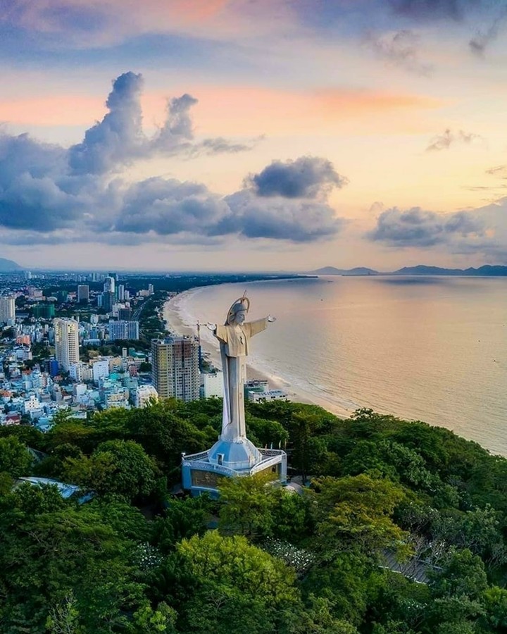Tượng Chúa Kito Vua Vũng Tàu nhìn từ dưới chân núi