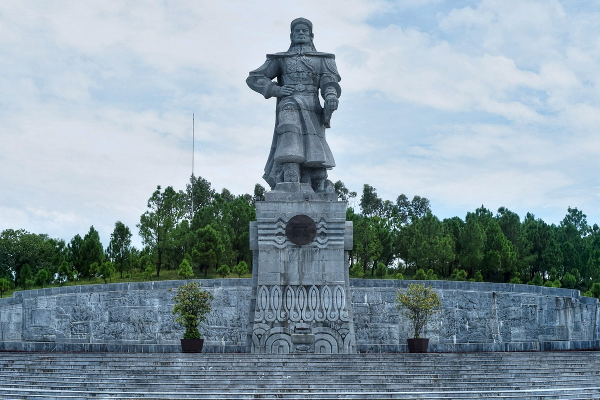 Tượng Hoàng đế Quang Trung tại Di tích Núi Bân