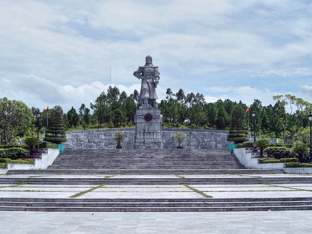 Tượng Quang Trung ở Di tích Núi Bân