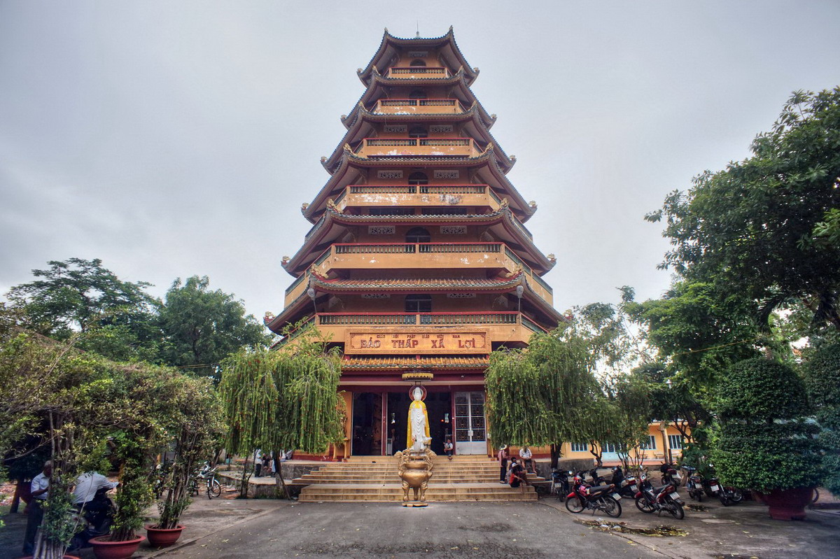 Không gian bên trong chùa Giác Lâm