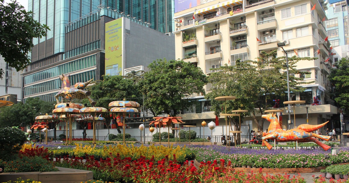 Đường hoa Nguyễn Huệ Tết Bính Ngọ 2026 rực rỡ sắc màu