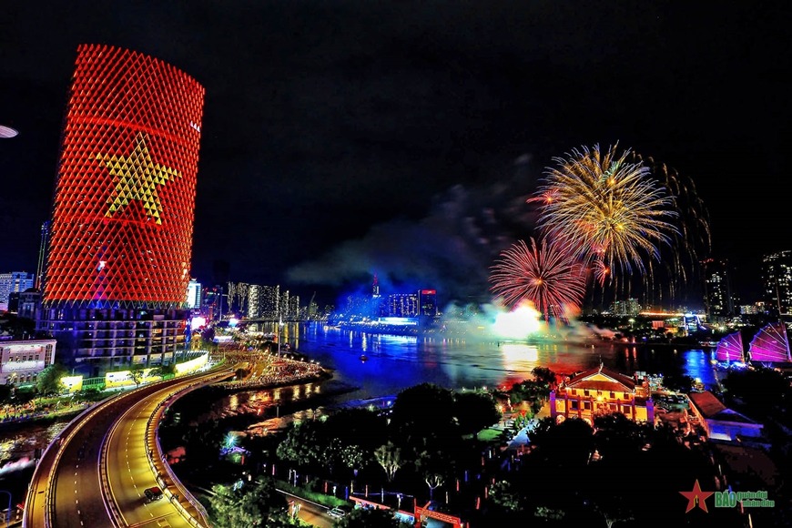 Bắn pháo hoa đón giao thừa Tết Bính Ngọ 2026 tại TP.HCM