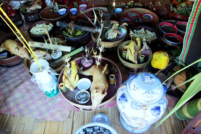 Món đồ không thể thiếu trong việc làm nghi lễ là tâng họt - loại hoa làm từ tre và các tấm dèng (thổ cẩm)
