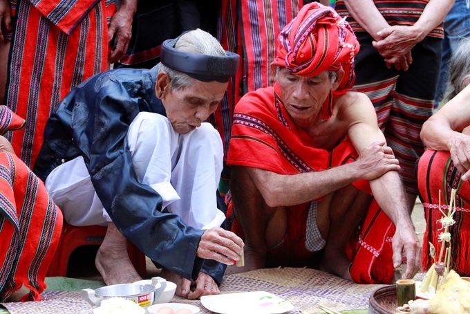 Già làng là người đại diện cho các dòng họ trong bản tiến hành lễ cúng Giàng