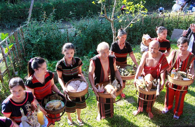 Đại diện các dòng họ trong làng A Năm chờ đến lượt mang lễ vật vào