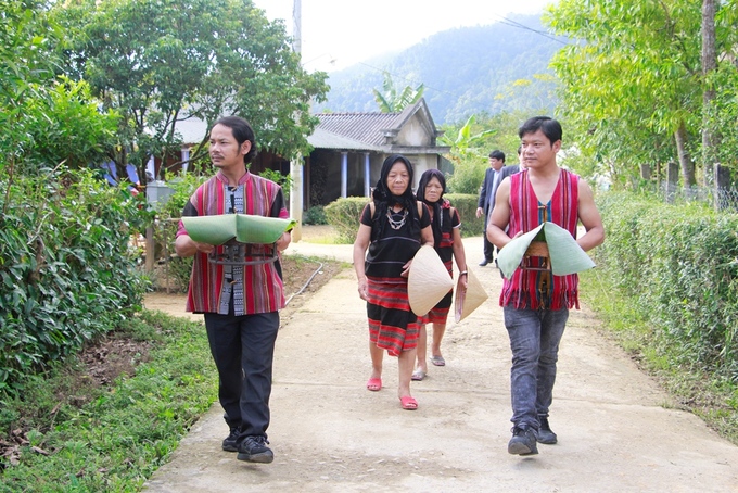 Sau khi cúng tại nhà, người dân mang lễ vật lên khu vực nhà moòng để dâng lên thần linh. Phong tục này đã được lưu truyền qua nhiều thế hệ và vẫn còn giữ nguyên bản sắc.
