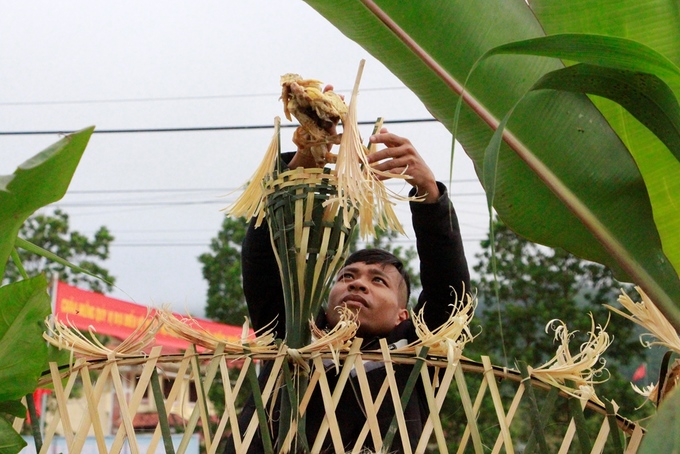 Nhà nào dù nghèo khó thì trong mâm cúng ít nhất phải có con gà.