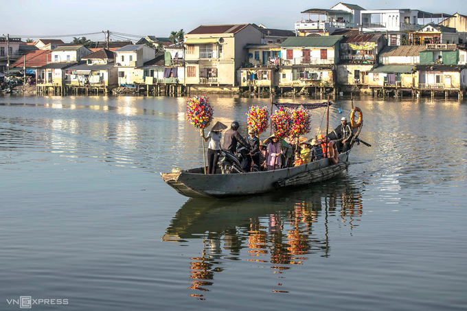 Đò ngang chở hoa giấy Thanh Tiên qua sông Hương