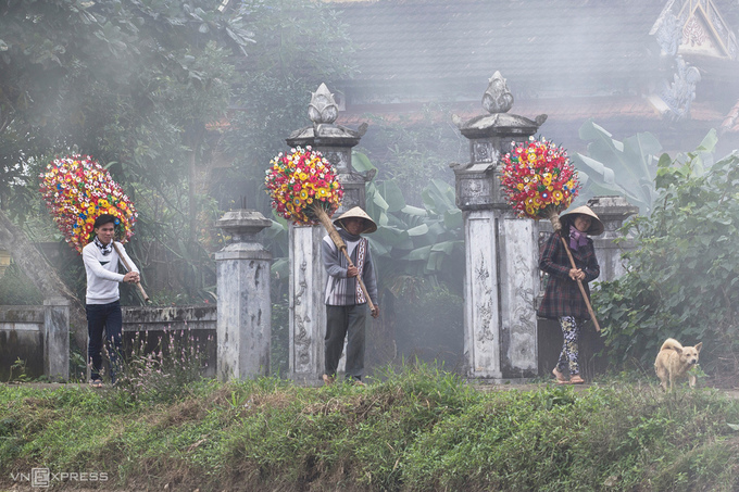 Người dân vác những cây hoa giấy ra chợ lúc sáng sớm.  Nhiếp ảnh gia Nguyễn Văn Trực (Huế) chia sẻ, qua bộ ảnh anh mong muốn giới thiệu một nét văn hoá tại địa phương, đồng thời mong muốn nghề truyền thống này được nhân rộng và lưu giữ.