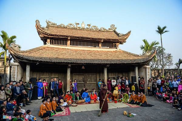 Những người tham gia Tết Việt đình So phần lớn là giới trẻ thành phố. Lần đầu tiên họ được trở thành người xứ Nam, xứ Đông, xứ Bắc, xứ Đoài, được tham gia, được xem, được nghe và được hiểu hơn về Tết Việt.