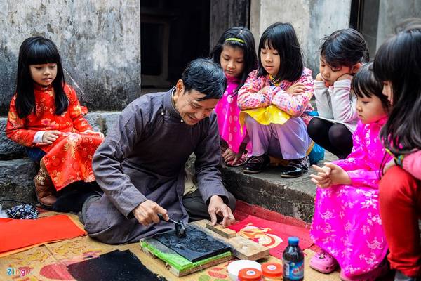 Phía bên trái ngôi đình So, nghệ nhân Nguyễn Đức Hòa vẽ tranh Kim Hoàng - một dòng tranh dân gian phát triển khá mạnh từ thế kỷ 18 đến thế kỷ 19.