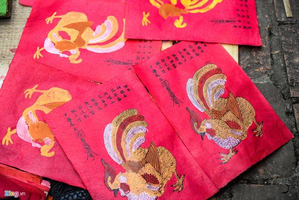 Một điểm đặc biệt của tranh Kim Hoàng là những câu thơ chữ Hán được viết theo lối chữ thảo trên góc trái bức tranh.